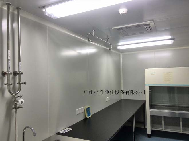 建造和使用潔凈室能有效減少室內(nèi)誘入、產(chǎn)生及滯留粒子。