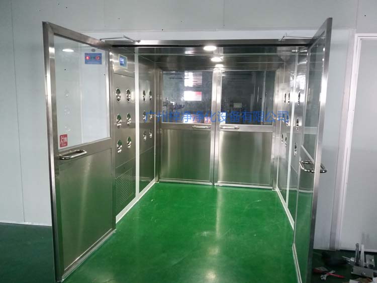 雙開門貨淋室前門打開,后門緊鎖 防止?jié)崈羰遗c非潔凈室空氣對(duì)流。
