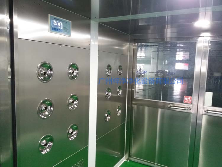雙開門貨淋室工作區(qū)配智能控制器,方便人員使用操作。