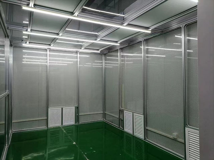 選擇百級無塵潔凈棚還是千級無塵潔凈棚，應(yīng)根據(jù)具體的生產(chǎn)需求、產(chǎn)品要求和預(yù)算來決定。